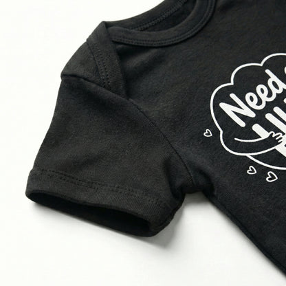 AMA™ "Need a Hug" – Funny Baby Bodysuit